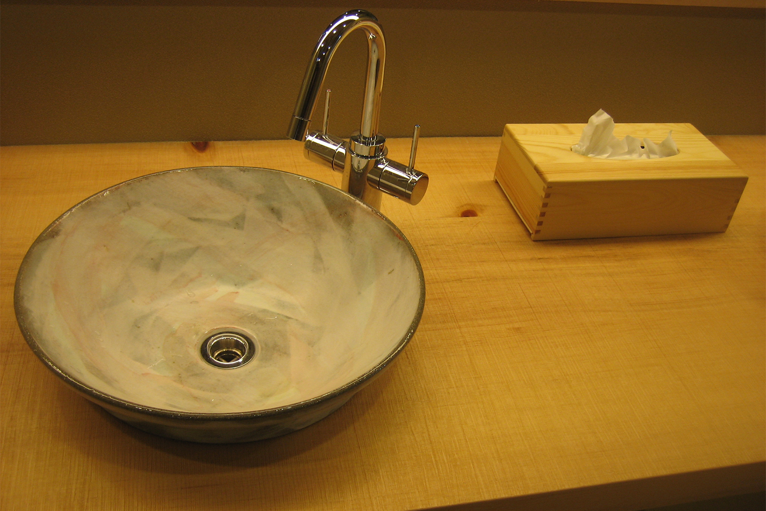 エゾ松の天板を使用した洗面台：澪工房