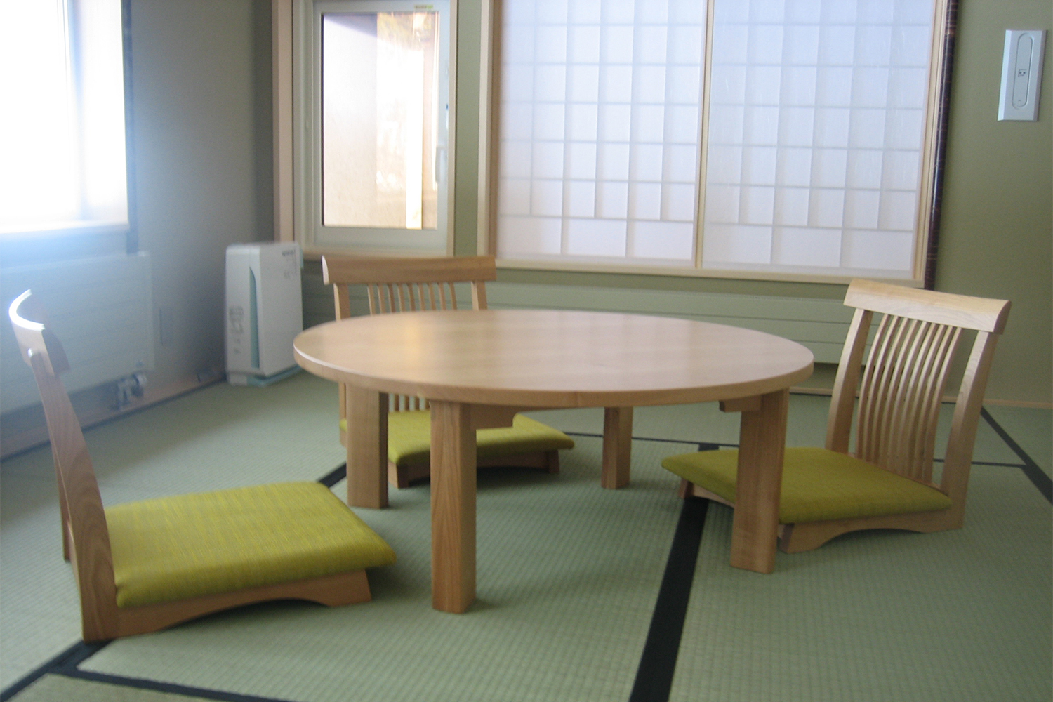 黄緑色の座椅子とちゃぶ台が置いてある旅館の客室：澪工房