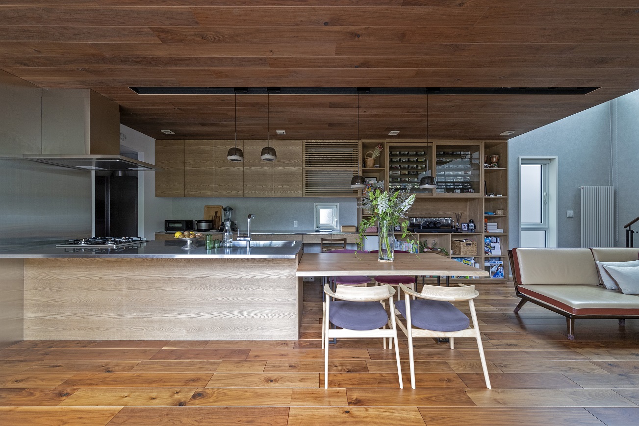 ウォルナット材の床材とオーダーキッチンがおしゃれな新築：澪工房