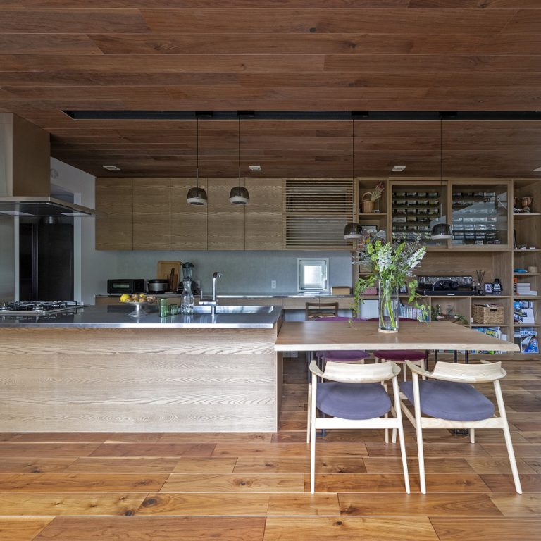ウォルナット材の床材とオーダーキッチンがおしゃれな新築：澪工房