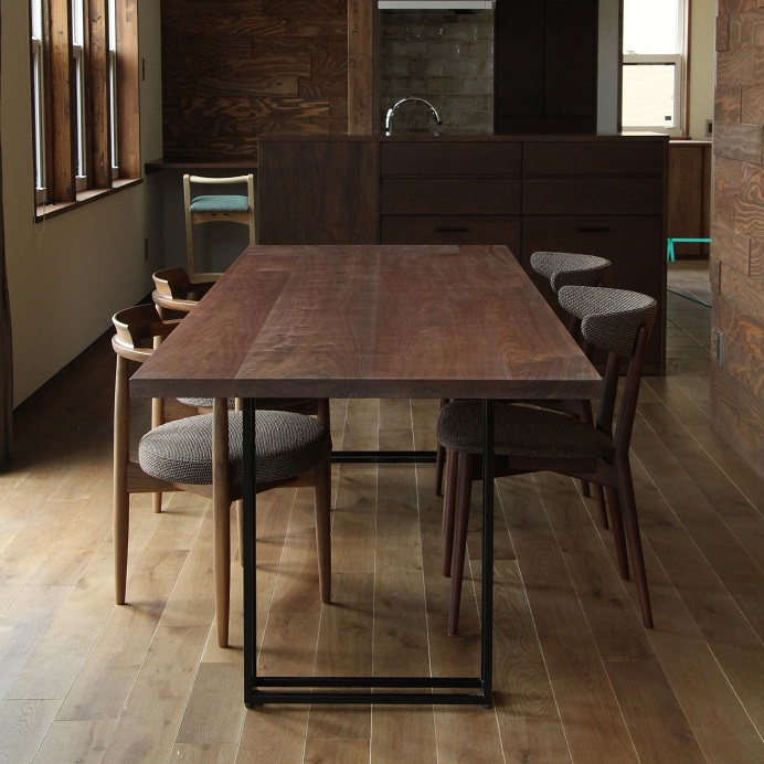 高級感のあるウォルナット材のダイニングテーブルを納めた新築物件：澪工房