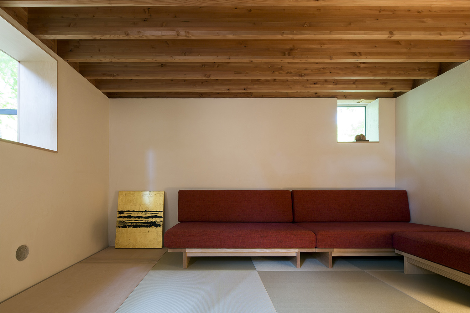 L型のソファが置かれた和室：澪工房