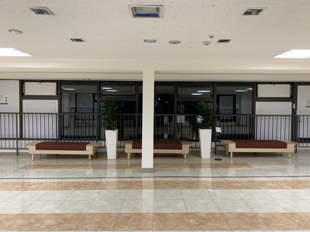 丸井今井の連絡通路ベンチ 澪工房 Mio Kobo 札幌でオーダー家具 インテリアの設計 製造