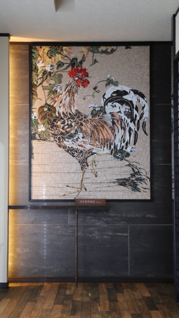 トーヨーキッチンの伊藤若冲のタイル画「向日葵雄鶏図」