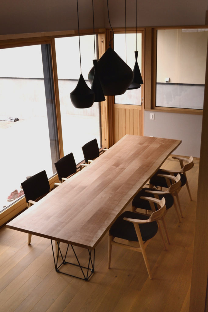 カバ材の大きなダイニングテーブル | 澪工房【MIO KOBO】札幌でオーダー家具・インテリアの設計・製造