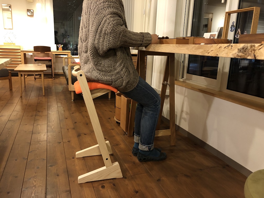 上げ下げできる便利な椅子「パロットチェア」 | 澪工房【MIO KOBO
