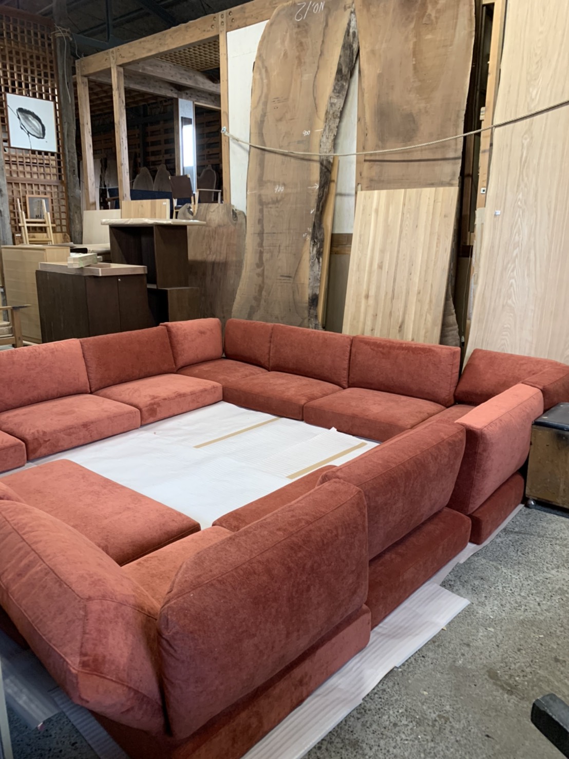巨大なソファを検品中 | 澪工房【MIO KOBO】札幌でオーダー家具