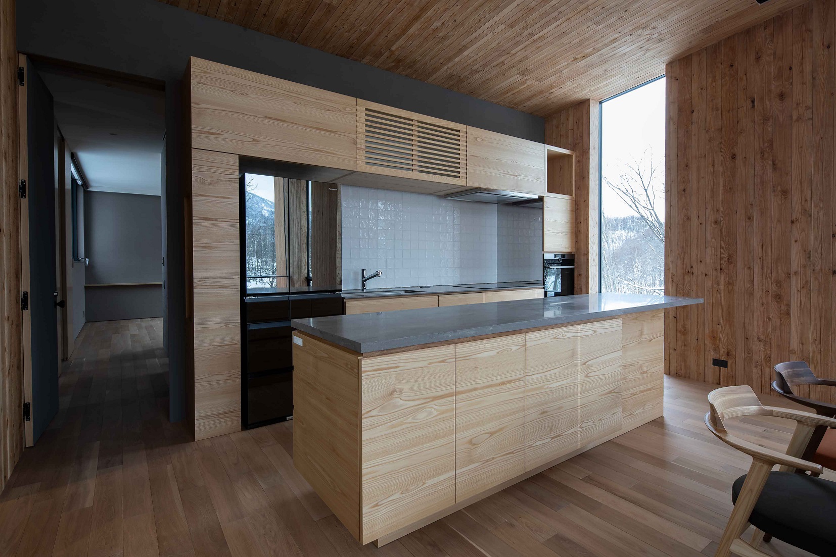 鈴木理アトリエの設計した住宅に澪工房のモダンなオーダーキッチン