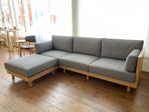 たくさんある布見本から色選び 澪工房 Mio Kobo 札幌でオーダー家具 インテリアの設計 製造